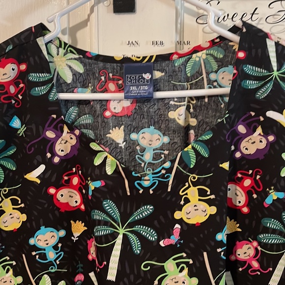 Monkey scrub top 🙉 - Picture 3 of 5